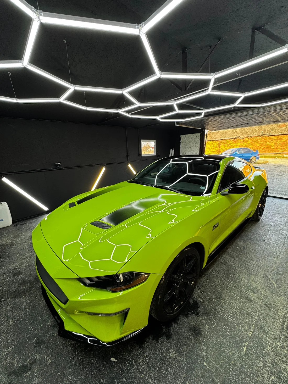 Zielony Ford Mustang w studiu WolfWrap